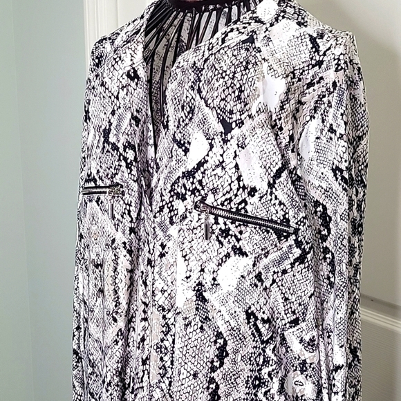 Internation Concepts INC Women's Black and White Snake Print Top Size XXL NWT - Picture 2 of 11